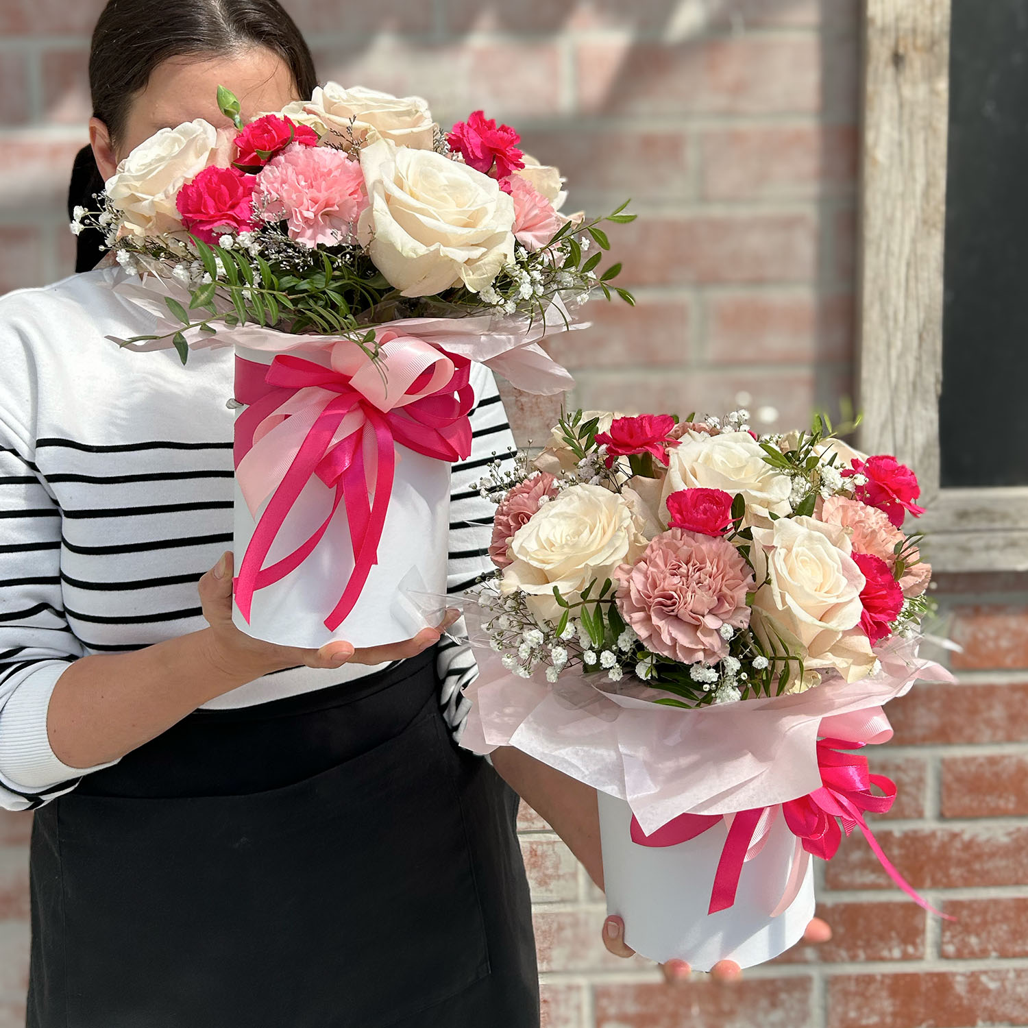 Flower box biały – róże i goździk – Kwiaciarnia Bukiecik Jawor