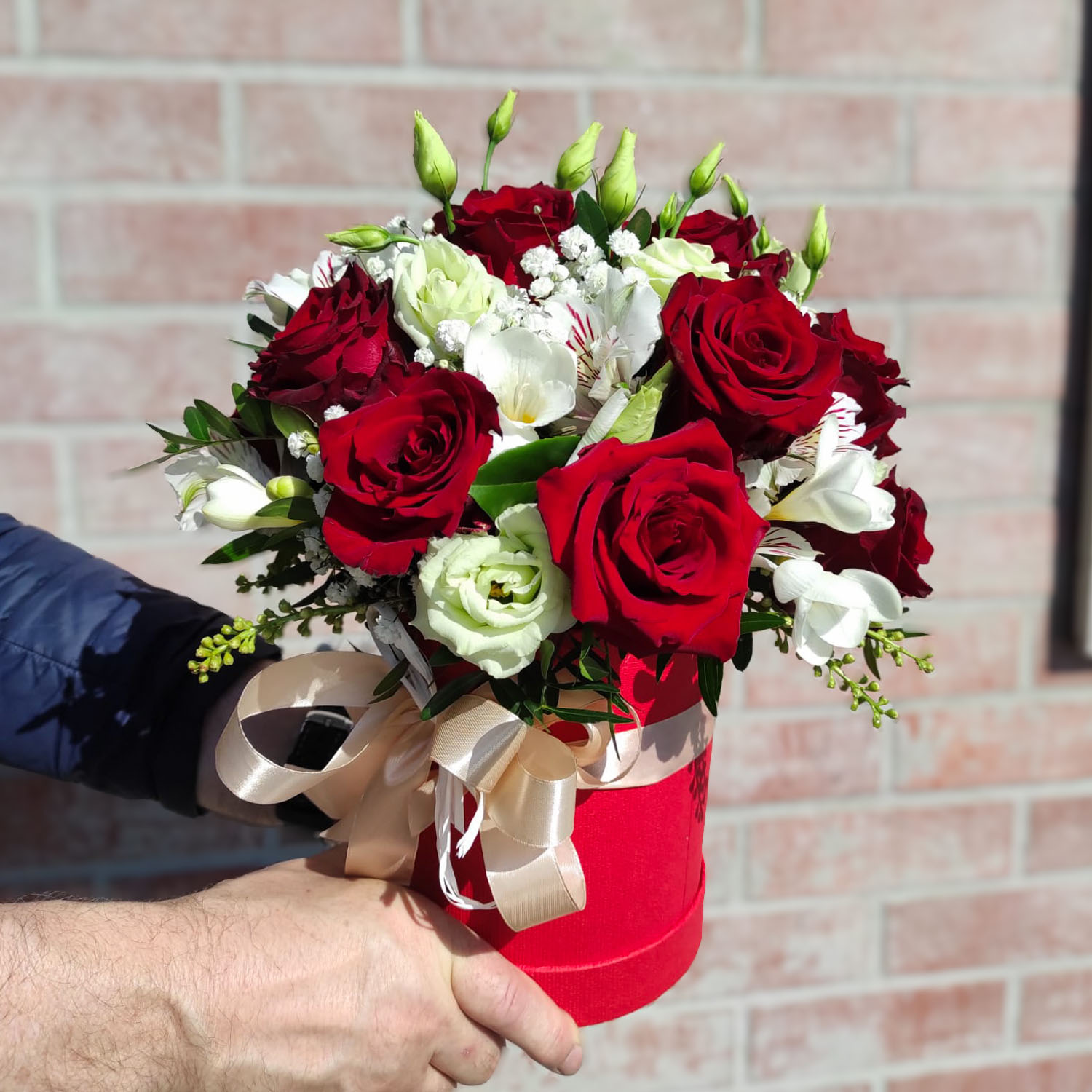 Flower box czerwony – róże – Kwiaciarnia Bukiecik Jawor