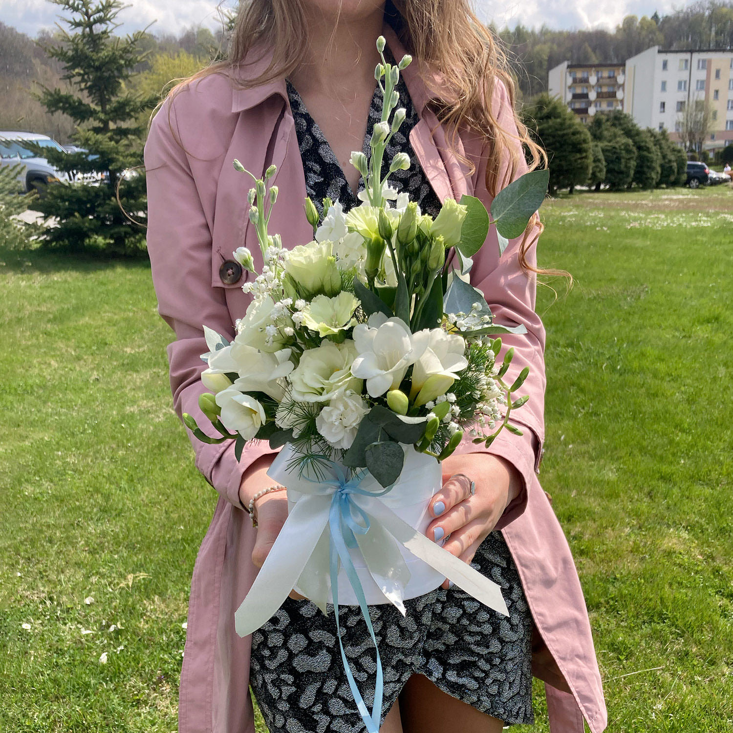 Flower box biały – frezje i róże – Kwiaciarnia Bukiecik Jawor