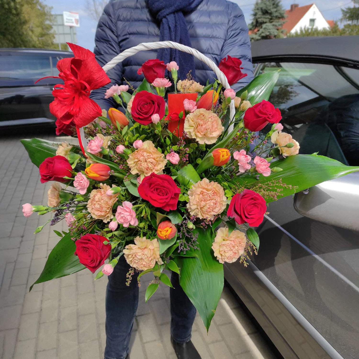 Kosz kwiatów – kompozycja z kwiatów mieszanych – Kwiaciarnia Bukiecik Jawor
